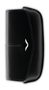 Горизонтальный футляр из черной седельной кожи с рифленой передней частью и с логотипом V из нержавеющей стали