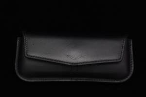 Horizontal case in black saddle leather