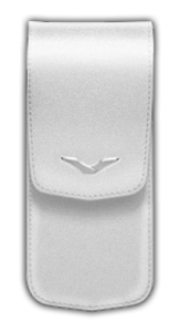 Закрытый футляр из серебряной телячьей кожи с логотипом в форме буквы V из нержавеющей стали